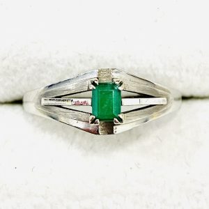 Pt900 エメラルド付きリング